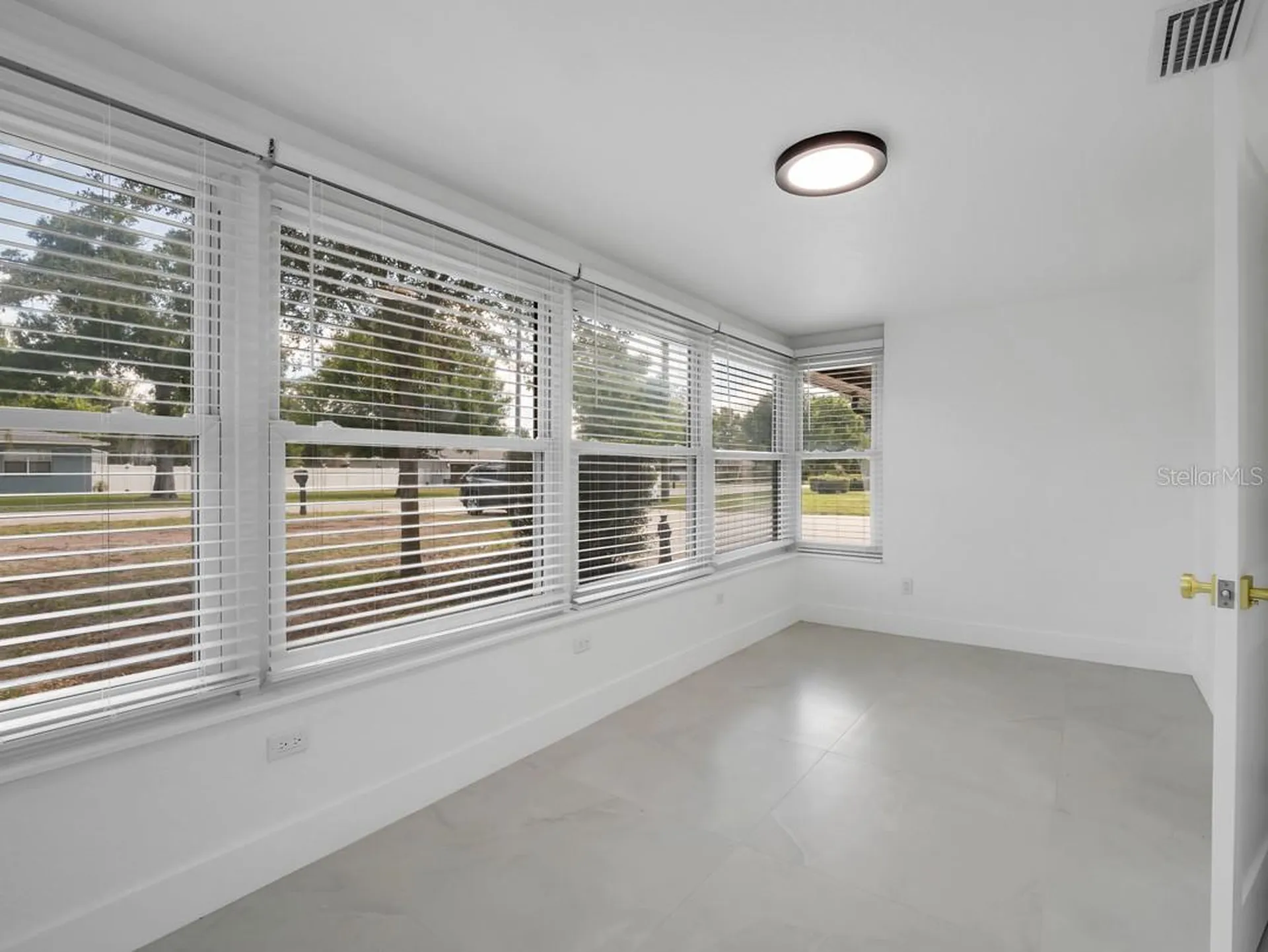 1736 W Country Club Tampa FL 33612