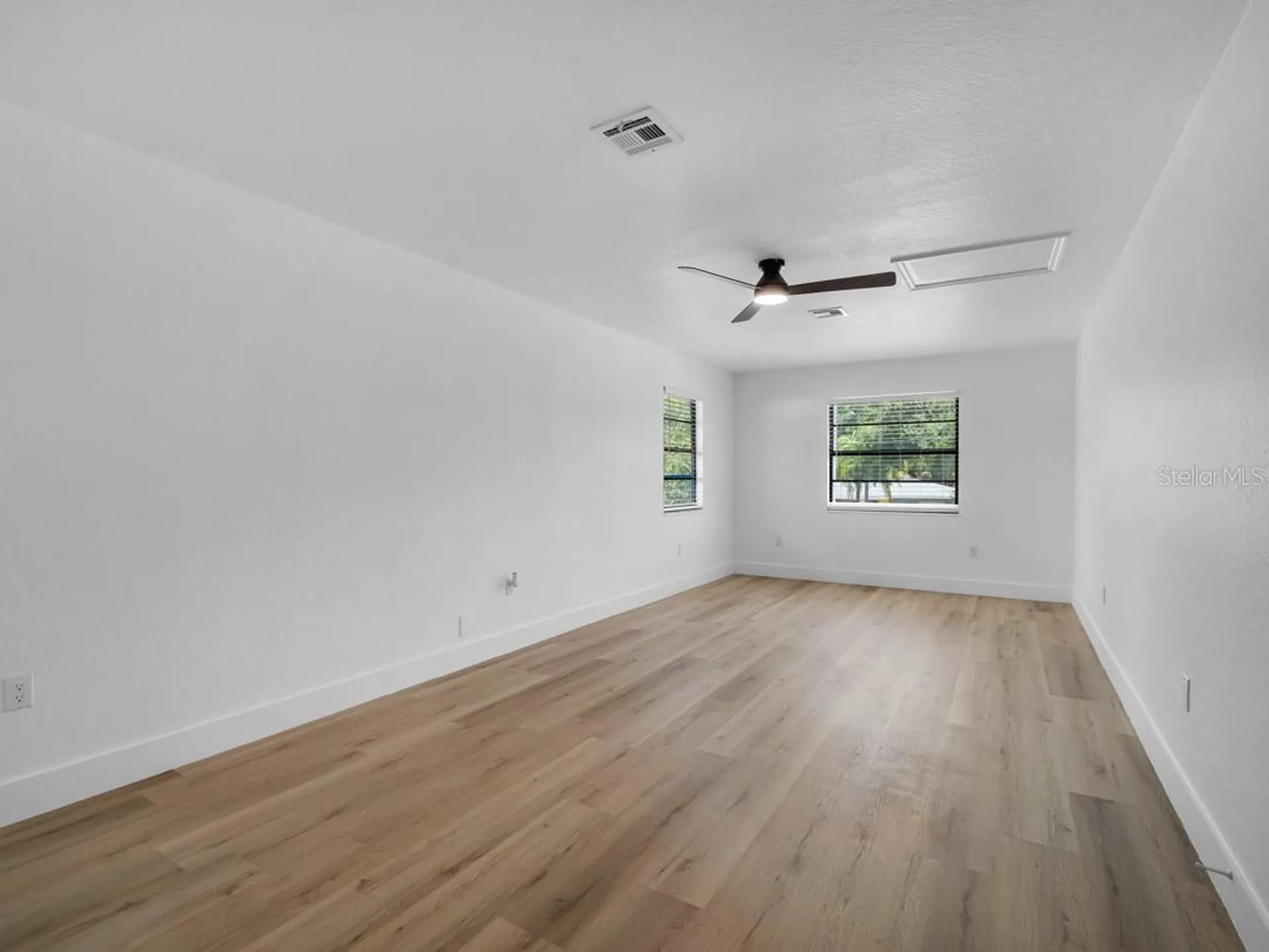 1736 W Country Club Tampa FL 33612