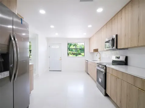 1736 W Country Club Tampa FL 33612