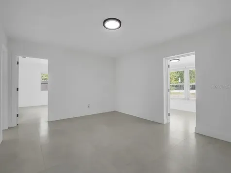 1736 W Country Club Tampa FL 33612