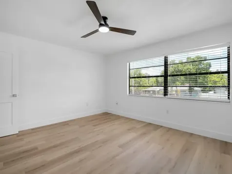 1736 W Country Club Tampa FL 33612