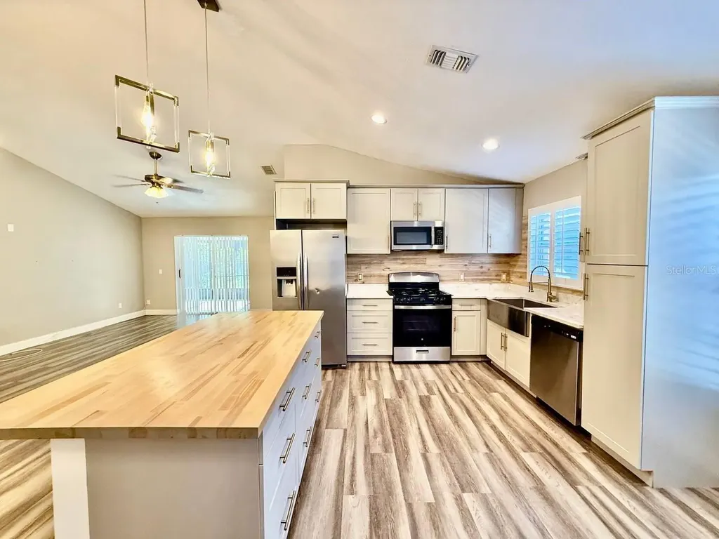 8711 Busch Oaks Street Tampa FL 33617