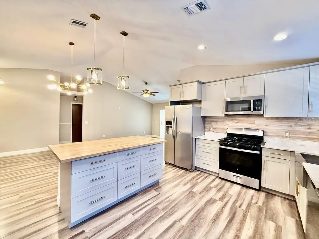 8711 Busch Oaks Street Tampa FL 33617