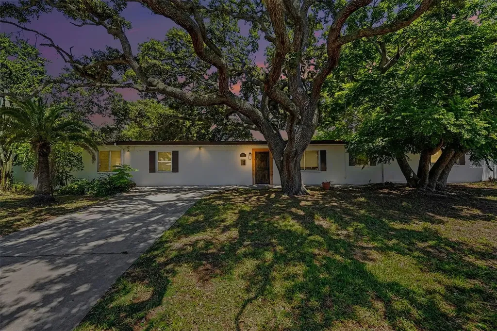 217 Garden Circle Belleair FL 33756