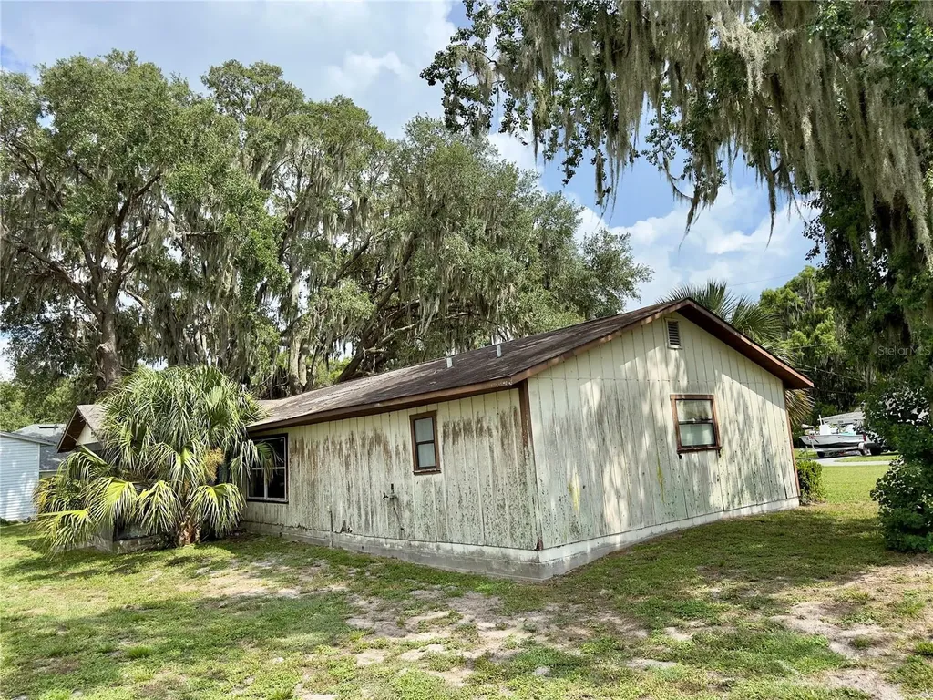 1082 Cr 457 Lake Panasoffkee FL 33538