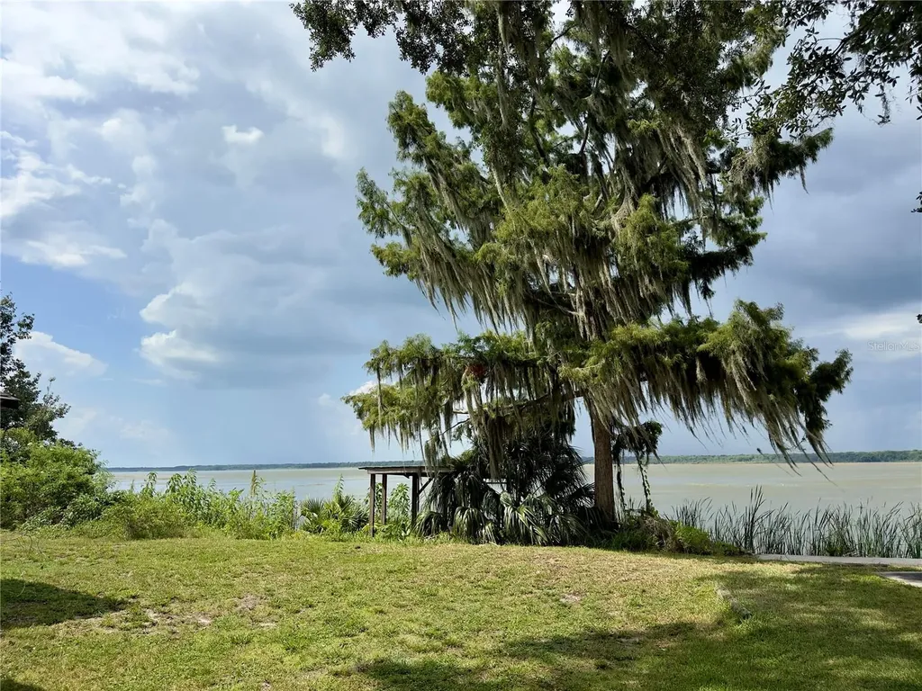 1082 Cr 457 Lake Panasoffkee FL 33538