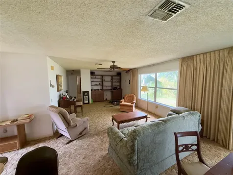 1082 Cr 457 Lake Panasoffkee FL 33538