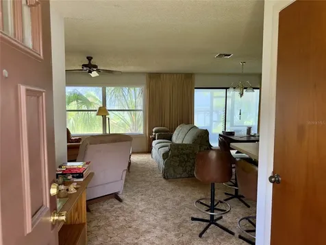 1082 Cr 457 Lake Panasoffkee FL 33538