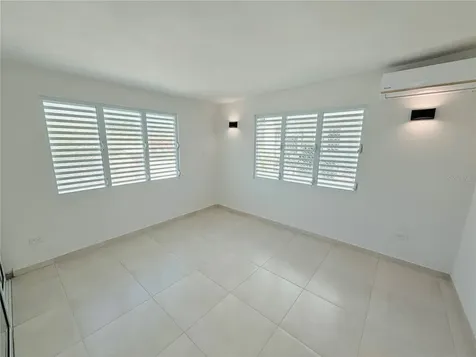 Triplex House Calle 5 D1 Ext. Buso Humacao PR 00791