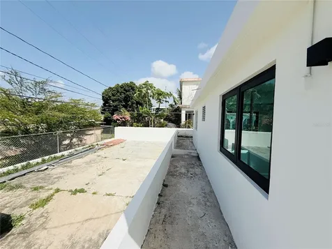 Triplex House Calle 5 D1 Ext. Buso Humacao PR 00791