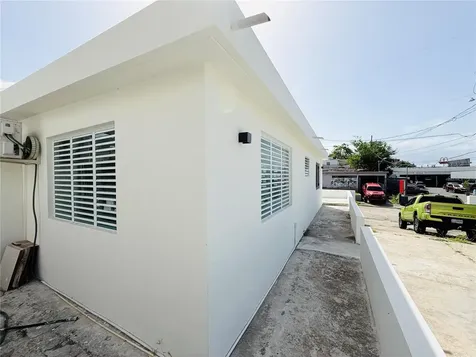 Triplex House Calle 5 D1 Ext. Buso Humacao PR 00791