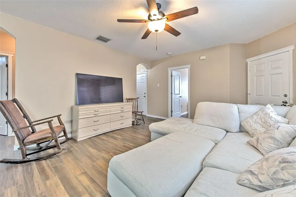 5843 Wrenwater Lithia FL 33547