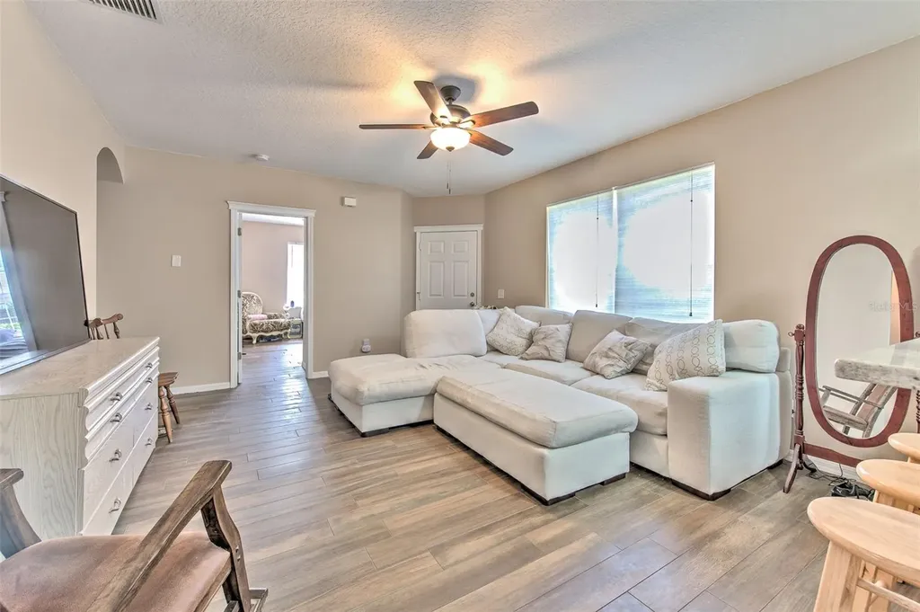 5843 Wrenwater Lithia FL 33547