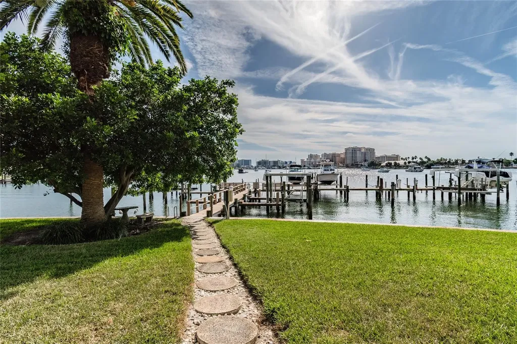 644 Island Way Clearwater FL 33767