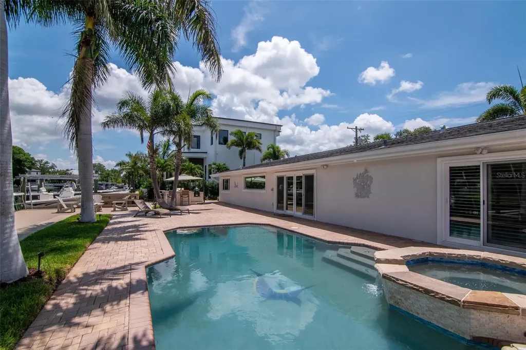 4927 W Melrose Avenue N Tampa FL 33629
