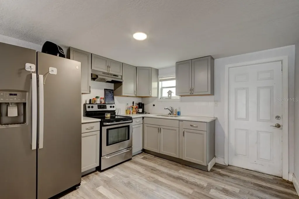124 S Noble Daytona Beach FL 32118