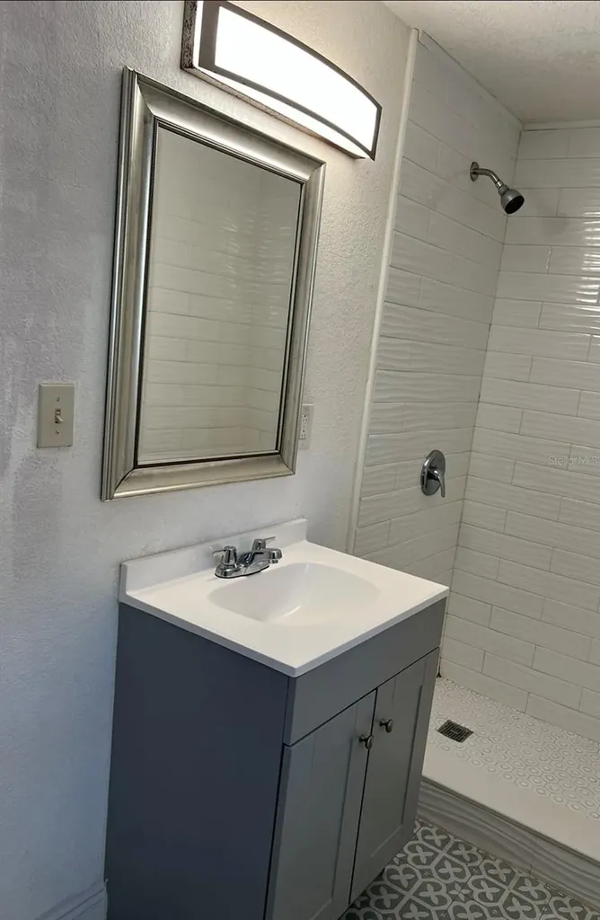 124 S Noble Daytona Beach FL 32118