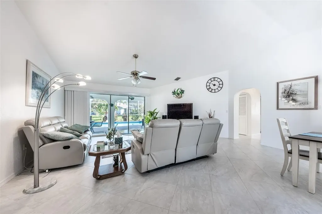 538 W Cashew Punta Gorda FL 33955