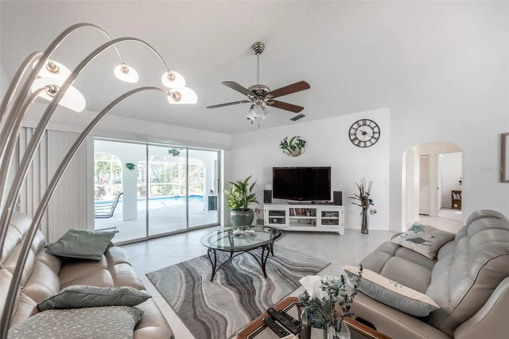 538 W Cashew Punta Gorda FL 33955