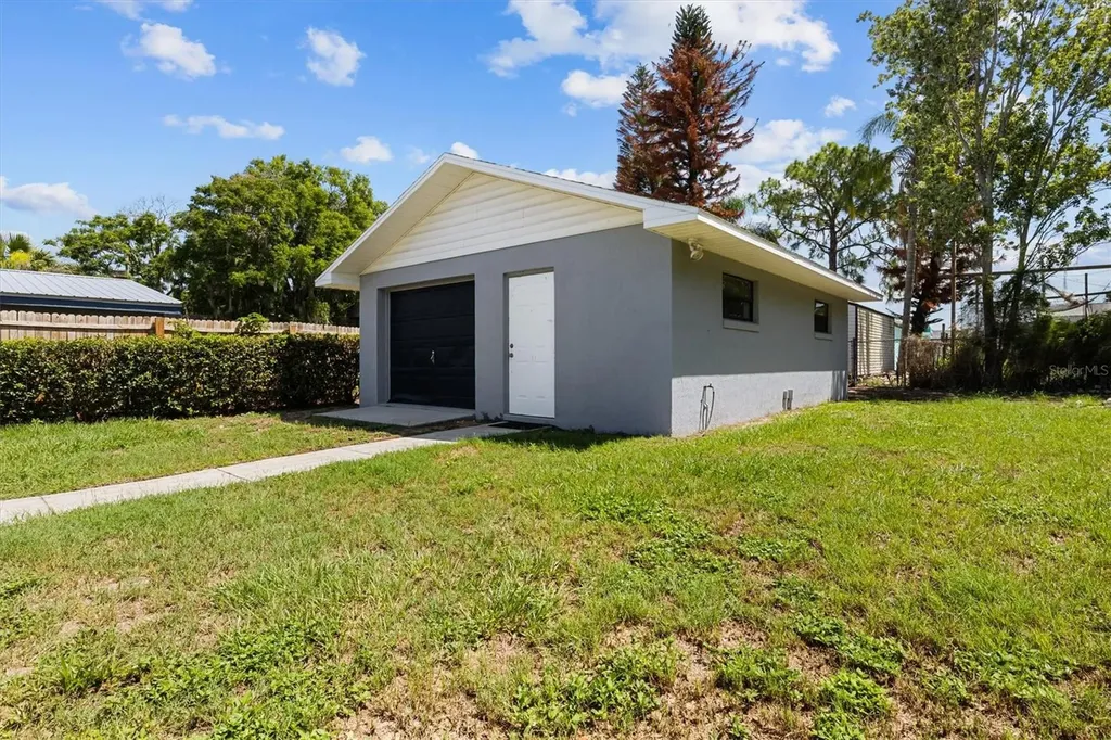 683 E Brookins Avenue Eagle Lake FL 33839