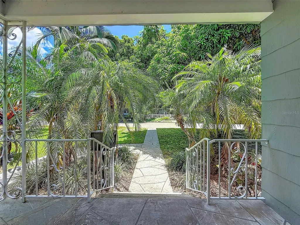 182 29th Avenue N St Petersburg FL 33704