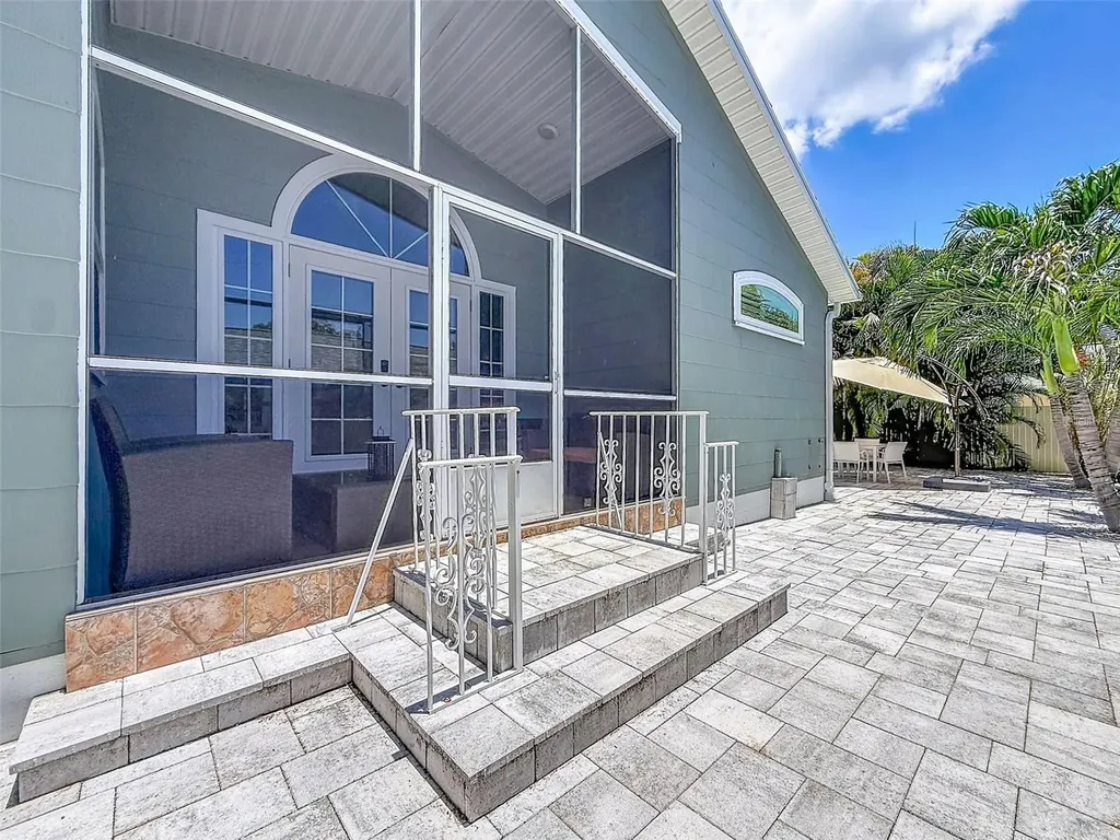 182 29th Avenue N St Petersburg FL 33704