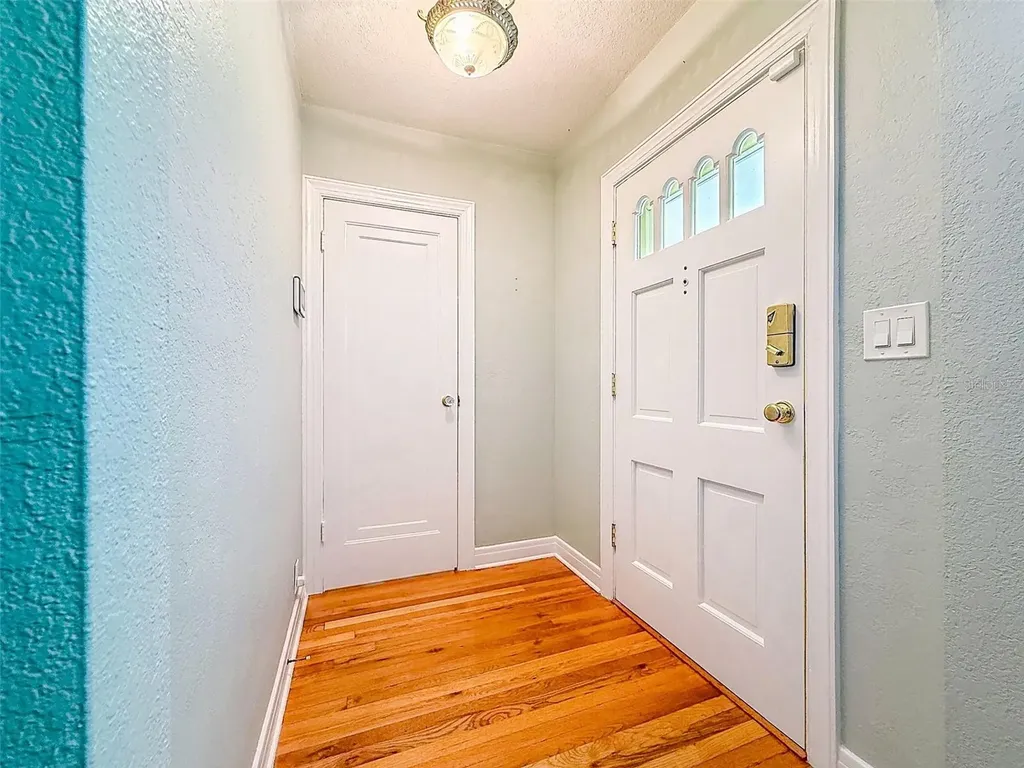 182 29th Avenue N St Petersburg FL 33704