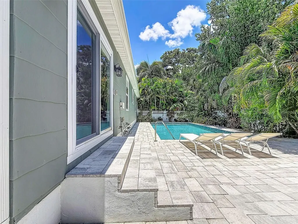 182 29th Avenue N St Petersburg FL 33704