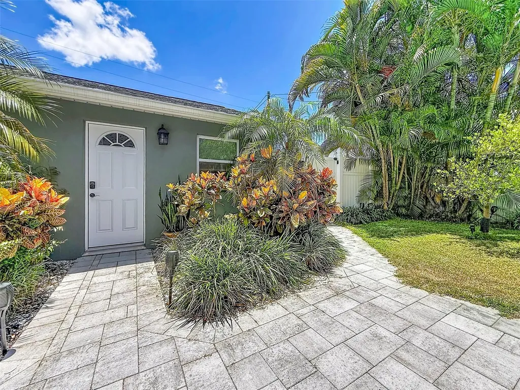 182 29th Avenue N St Petersburg FL 33704