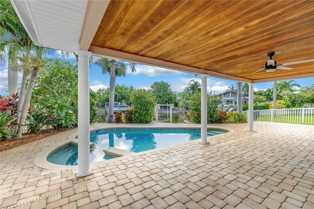 1820 Tanglewood Drive NE St Petersburg FL 33702