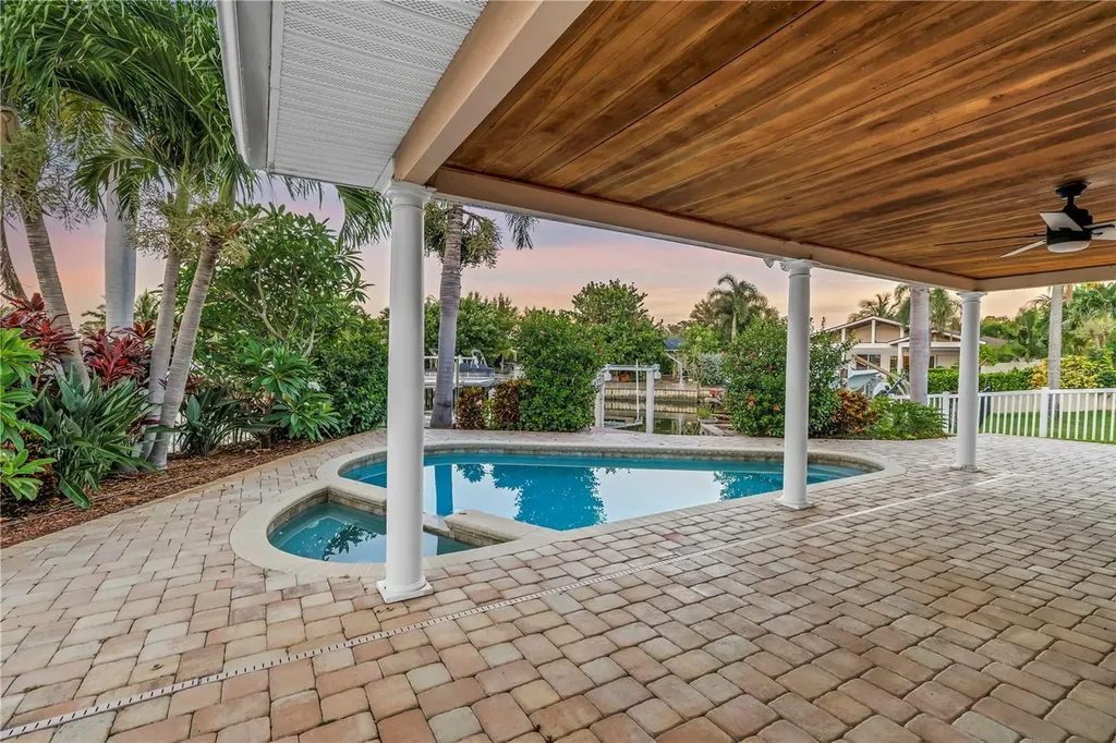 1820 Tanglewood Drive NE St Petersburg FL 33702