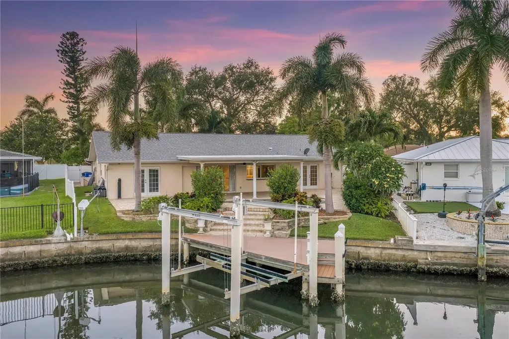 1820 Tanglewood Drive NE St Petersburg FL 33702