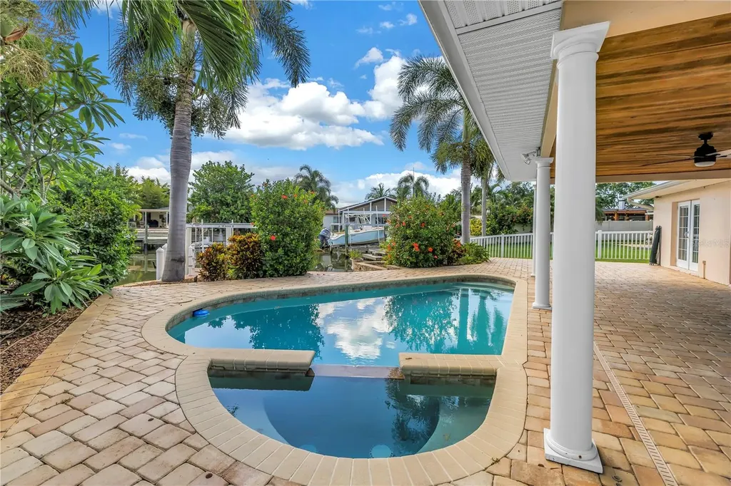 1820 Tanglewood Drive NE St Petersburg FL 33702