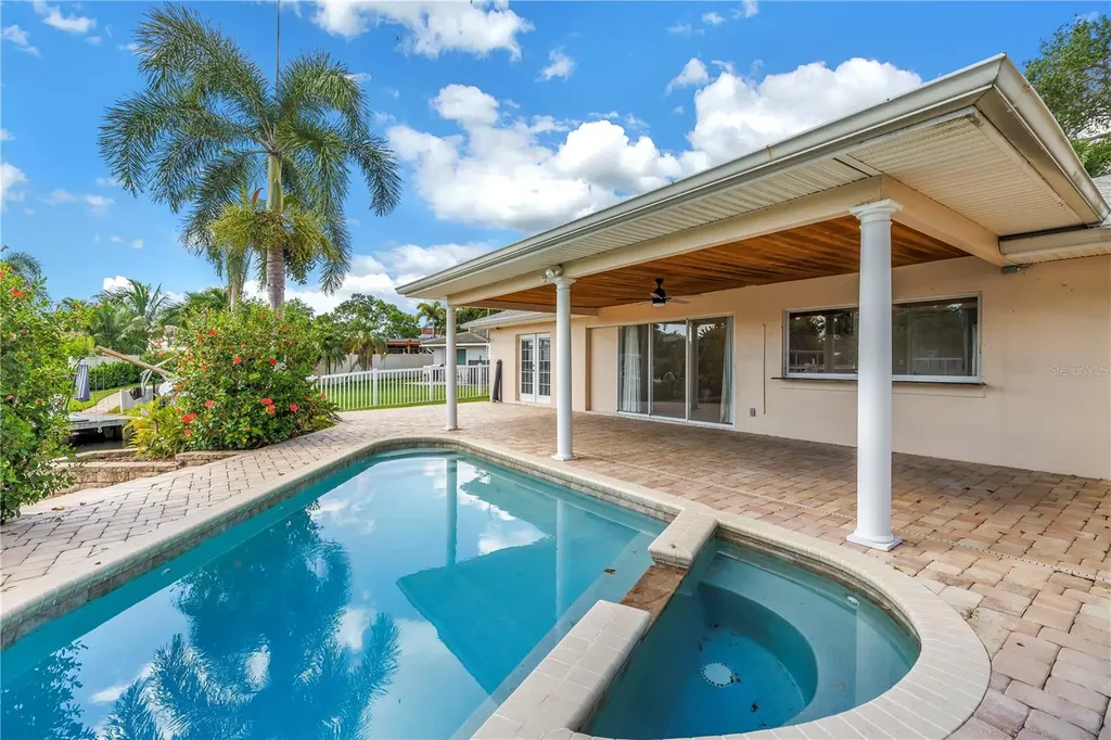 1820 Tanglewood Drive NE St Petersburg FL 33702