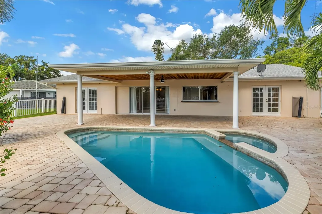 1820 Tanglewood Drive NE St Petersburg FL 33702
