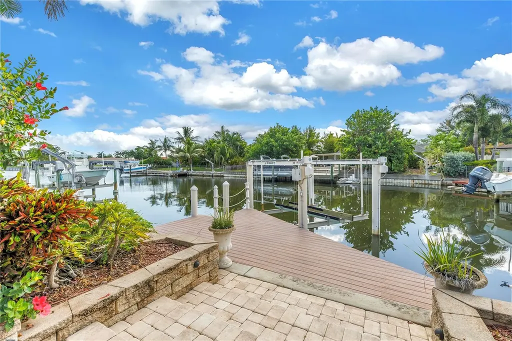 1820 Tanglewood Drive NE St Petersburg FL 33702