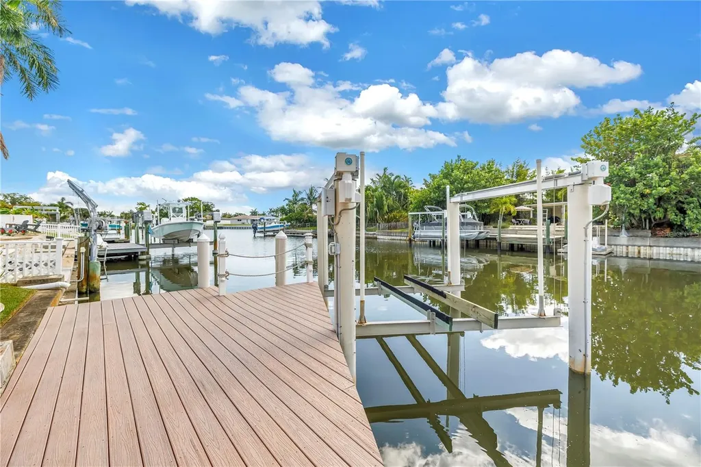1820 Tanglewood Drive NE St Petersburg FL 33702