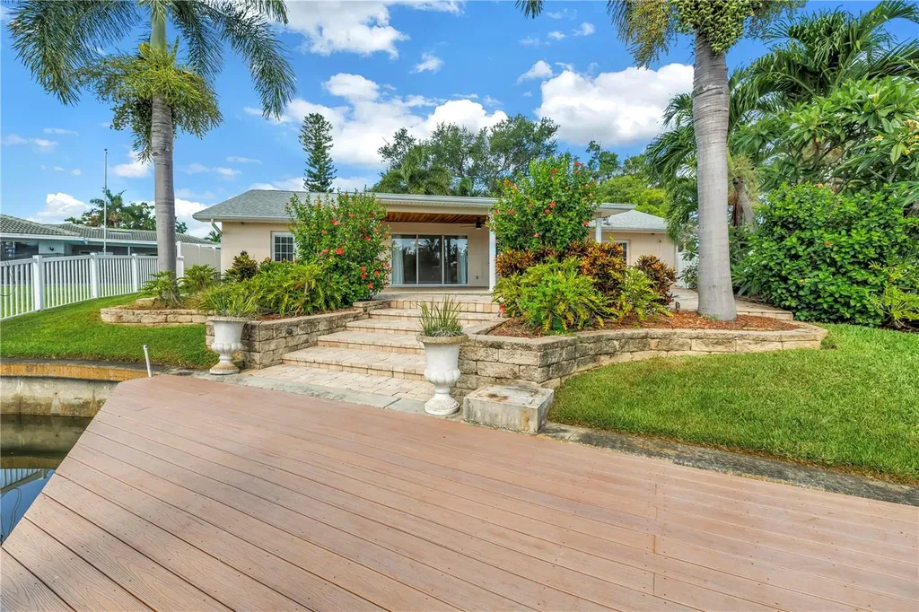 1820 Tanglewood Drive NE St Petersburg FL 33702