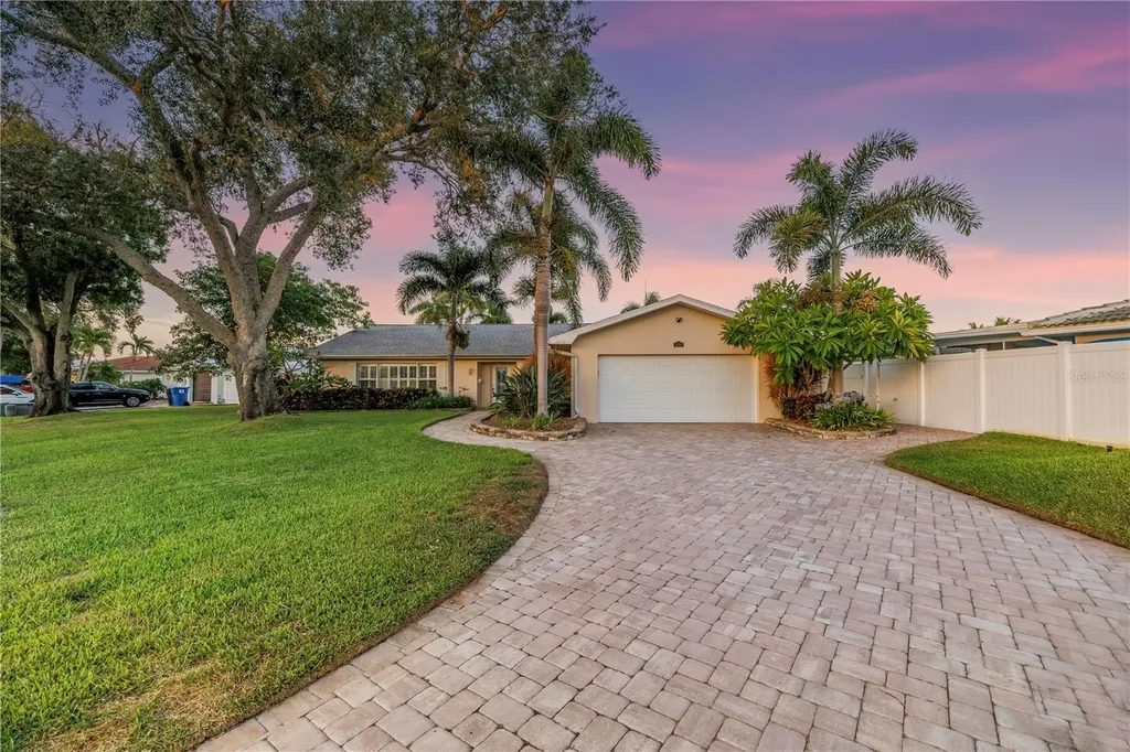 1820 Tanglewood Drive NE St Petersburg FL 33702