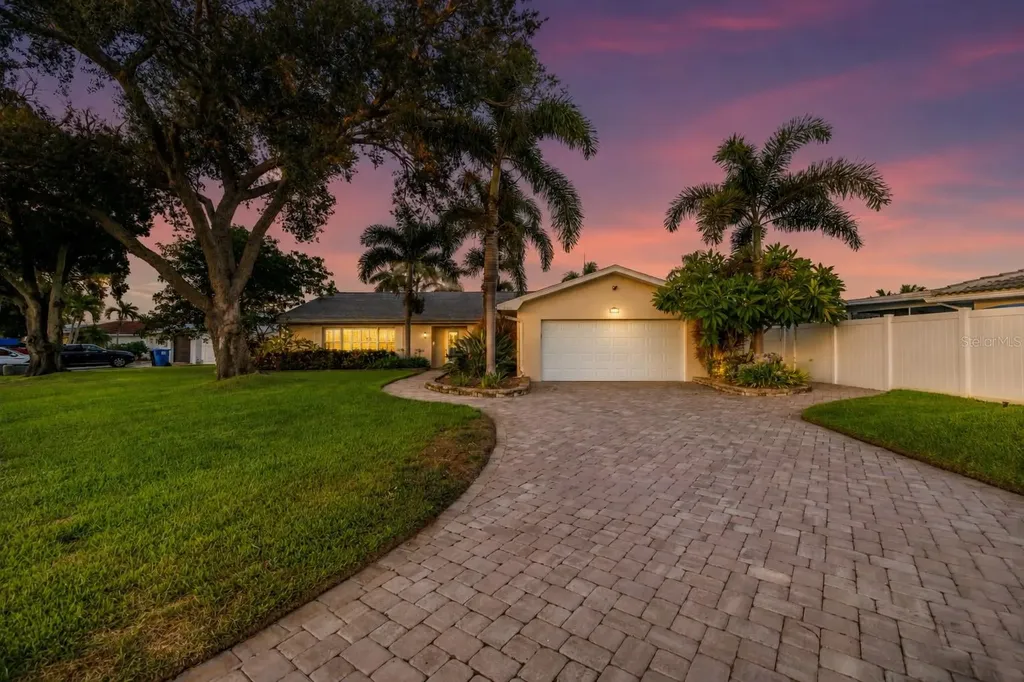 1820 Tanglewood Drive NE St Petersburg FL 33702