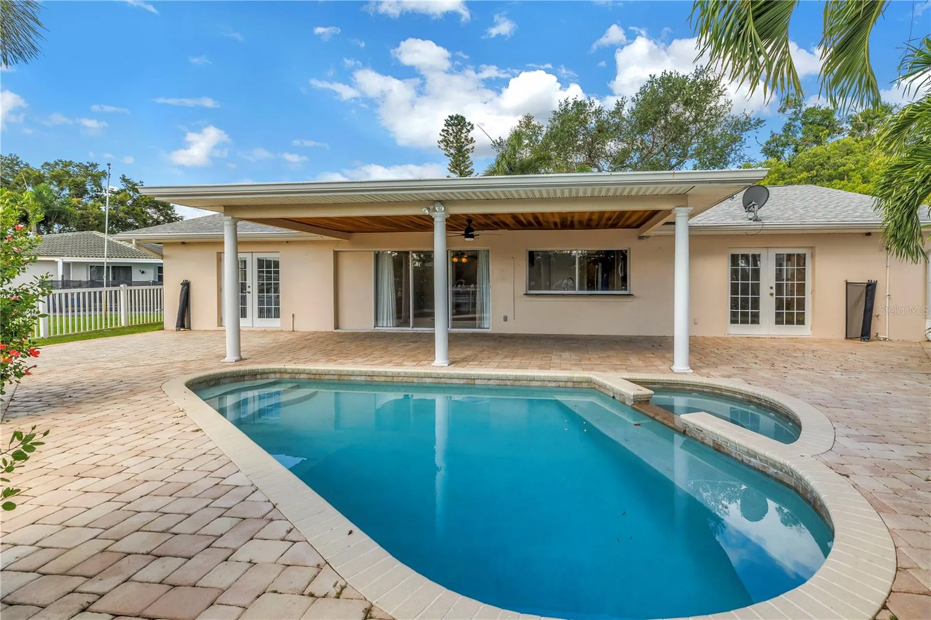 1820 Tanglewood Drive NE St Petersburg FL 33702