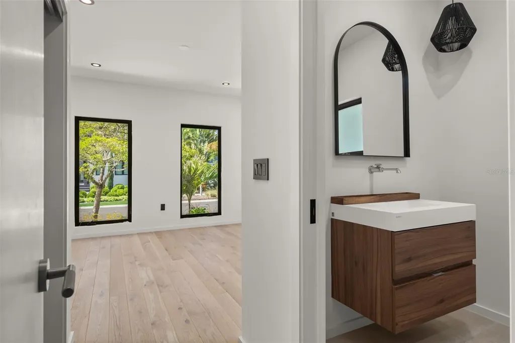 1681 Oak Street Sarasota FL 34236