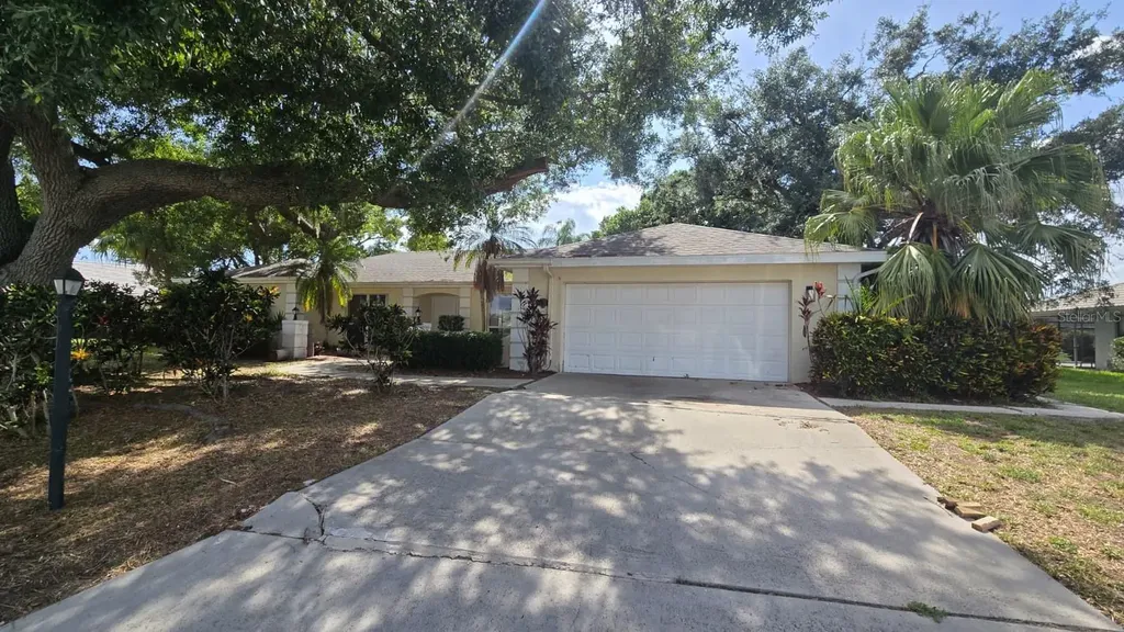 5697 Country Lakes Drive Sarasota FL 34243