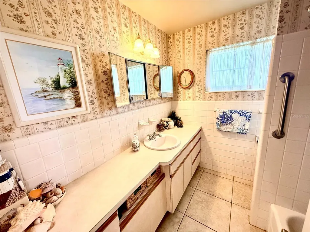 6086 28th Avenue N St Petersburg FL 33710