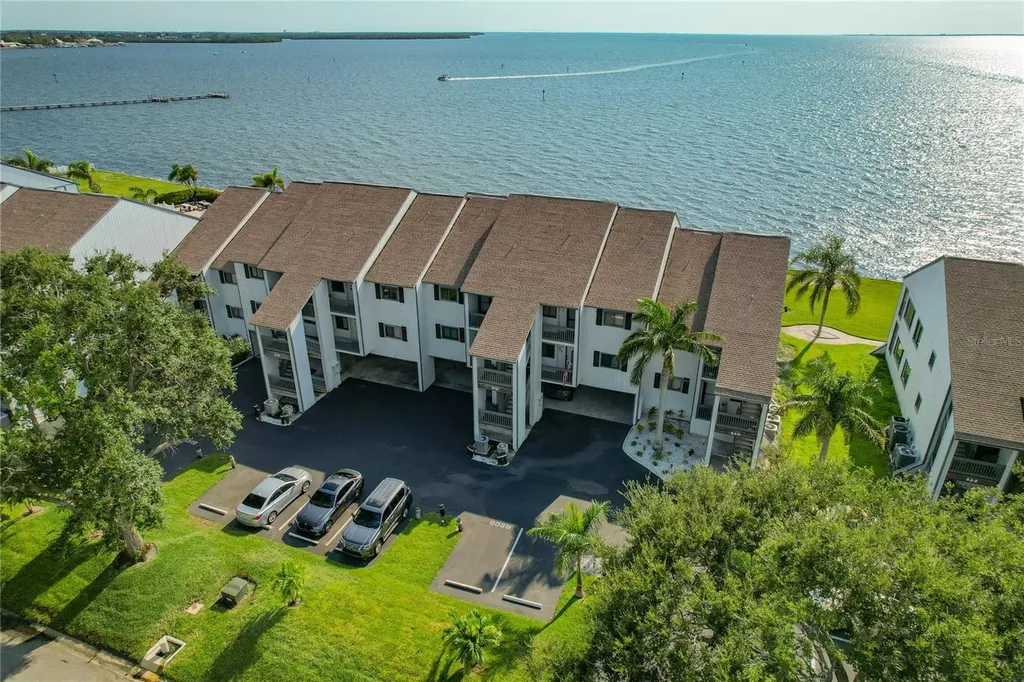 818 Bahia Del Sol Drive Ruskin FL 33570