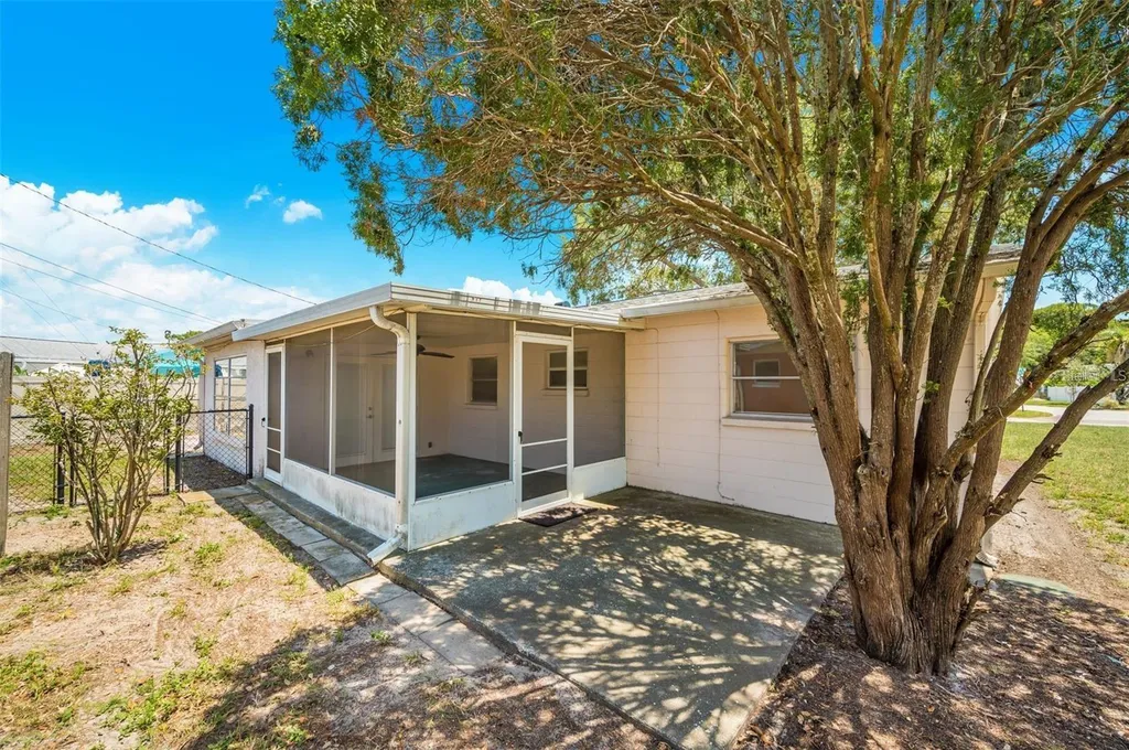 10833 111th Place N Seminole FL 33778