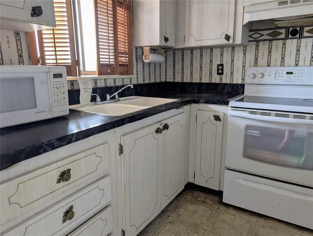 3714 Lake Bayshore Drive Bradenton FL 34205
