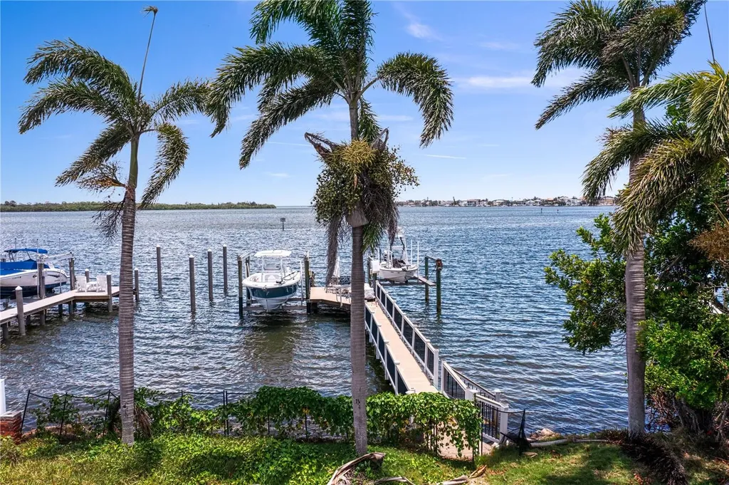 6527 Bayou Grande Blvd NE St Petersburg FL 33702
