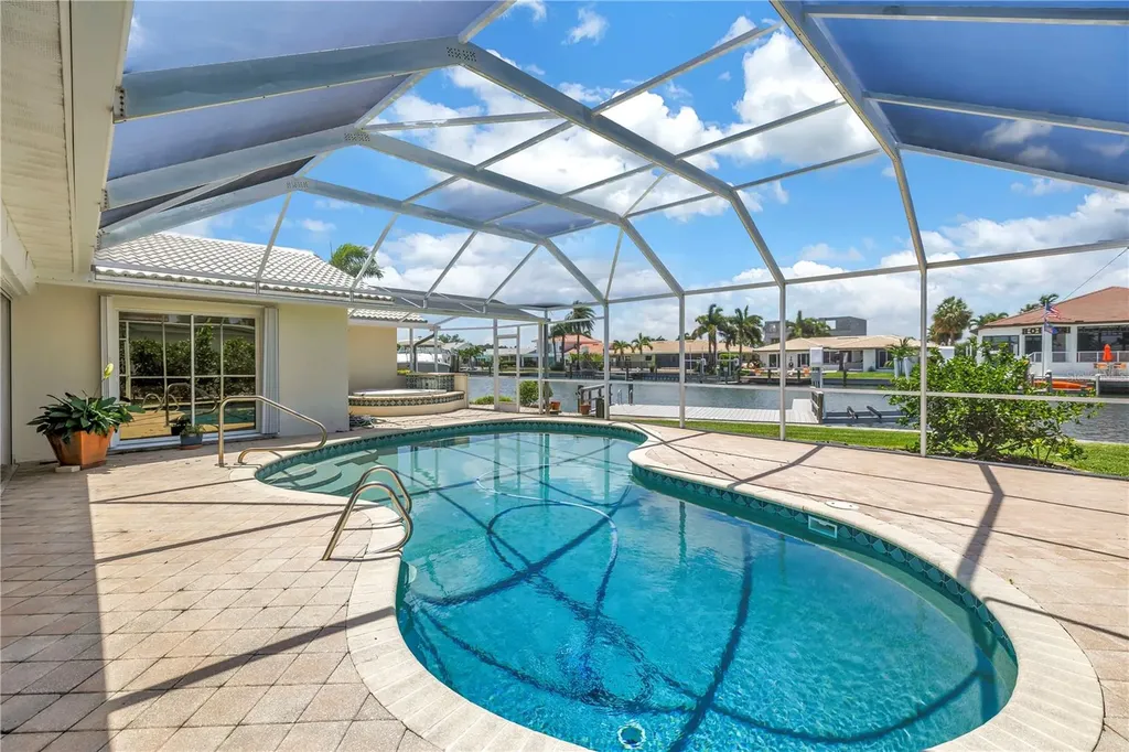 2067 Massachusetts Avenue NE St Petersburg FL 33703