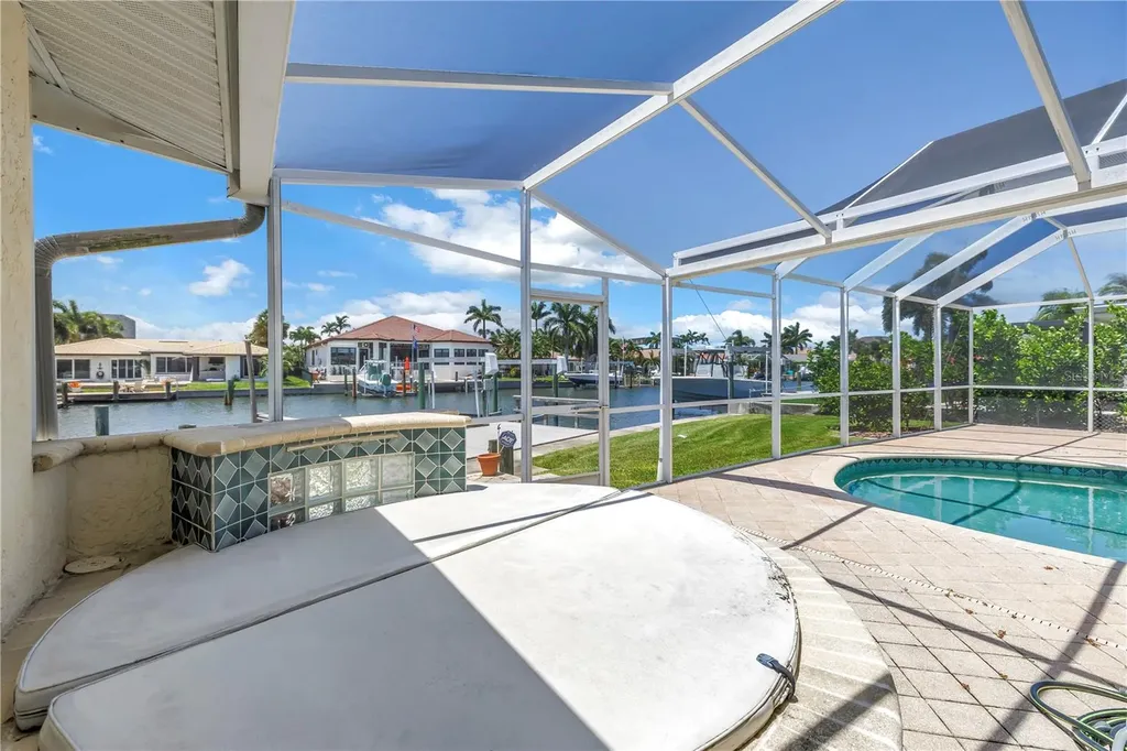 2067 Massachusetts Avenue NE St Petersburg FL 33703